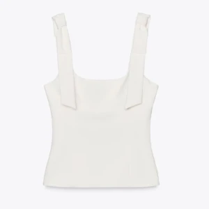 Zara topp - Säljer min trendiga Zara topp som är i utmärkt skick!! Endast använd 1 gång😍 Den är slutsåld på hemsidan