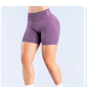 DFYEN impact shorts  - Impact short (4*5) i färgen ”berry”, sååå sköna och man får verkligen fin form i dem🌷 säljer då jag har alldeles för många och därför kommer de inte till användning💗 inga defekter och knappt använda men jag kan skicka fler bilder privat😇passar xs-s ❤️ slutsålda 