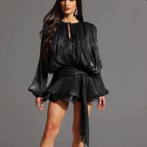 Svart klänning - Populär känning från Bella barnett! Helt oanvänd då den ej passa mig. 💖