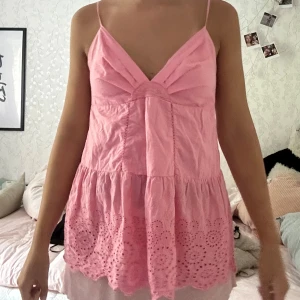 Rosa topp💗 - Supersöt rosa topp från Lindex!!💗 Fint broderi, perfekt till sommaren!!🌸 Skriv för frågor☺️☺️