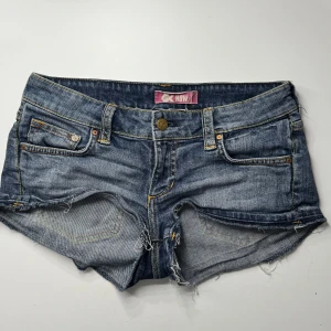 Blå jeansshorts från X Now: W25 - Snygga low waist blå jeansshorts från X Now