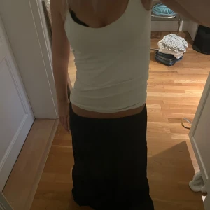 Svart långkjol - Enkel och stilren svart långkjol. Kjolen har rak passform och sitter snyggt i midjan. Perfekt för dig som gillar minimalistisk och clean stil. Tyvärr är den för lång för mig och därav säljs den, prislapp kvar. Hör av dig vid frågor, lägg prisförslag 💕