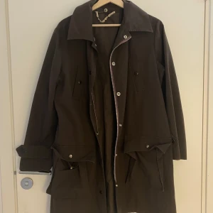 Mörkbrun jacka - Snygg brun halvlång jacka! Typ oanvänd av mig och i fint skick.    #jacka #coat #jacket #brun #brown #brunjacka #brownjacket #browncoat #fall #autumn