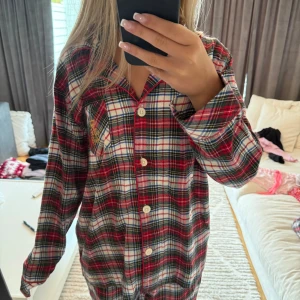 Rutig skjorta och byxor från Ralph Lauren M - Klassisk rutig skjorta och byxor från Ralph Lauren i rött, grönt, vitt och blått. Skjortan har långa ärmar, knappar framtill och en avslappnad passform. Tillverkad i mjuk bomull, perfekt för en chill och stilren look. Tar 400kr för båda om man vill ha en 200kr