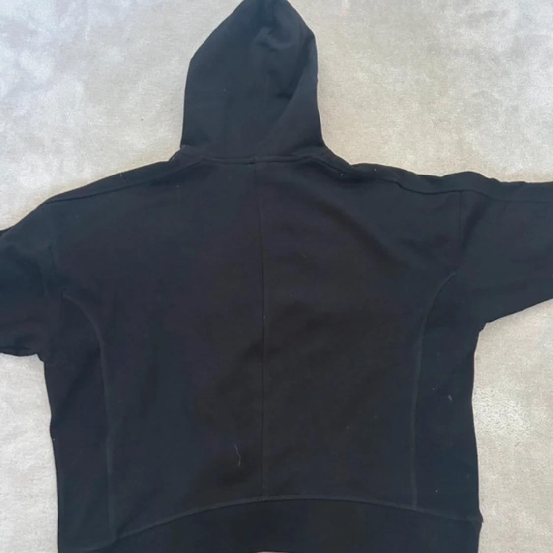 Svart oversized hoodie från Zara - 2