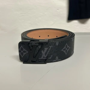 Louis Vuitton Bälte  - Helt ny aldrig använd. Storleken är 110cm. Kan frakta eller mötas i Stockholm. Postar inom 24 timmar