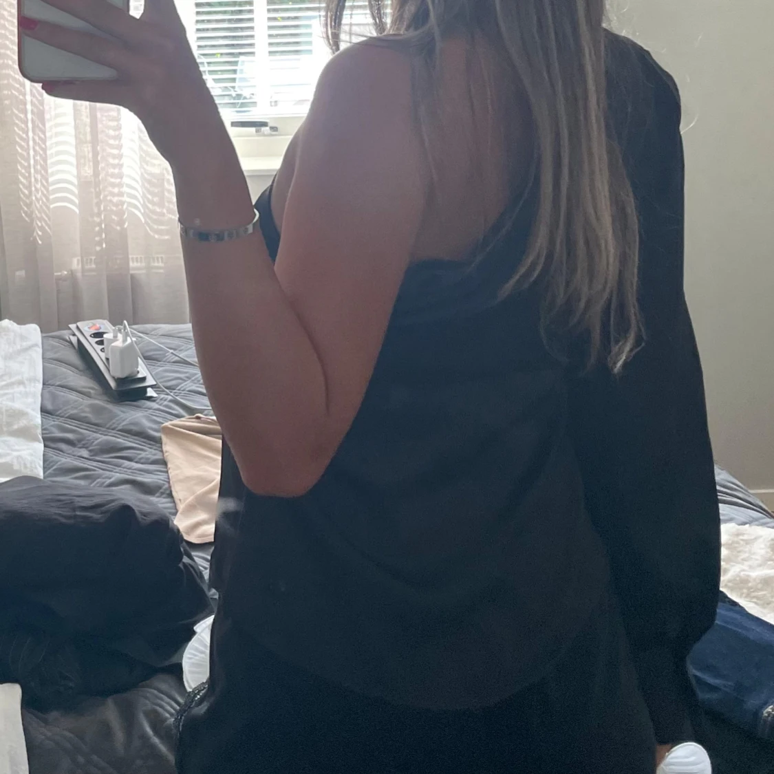 Svart oneshoulder blus i satin - 4