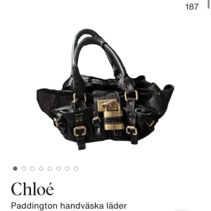 INTRESSEKOLL Chloé Paddington svart handväska läder - Säljer denna otroliga Chloe paddington väskan! Köpt på Vestiaire Collactive. Väskan är vintage och har då lite slitningar i lädret (se bild). Utöver de bra skick.💗Priset går att diskutera!! Kom gärna med prisförslag och hör av er om ni har några frågor!💞💞