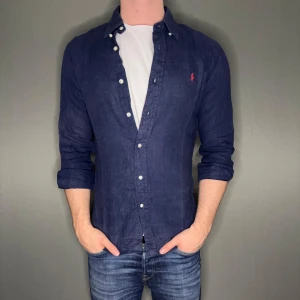 Ralph lauren linne skjorta - Hej säljer nu min fina Ralph lauren skjorta i storlek M. Den är i nyskick och kommer vara otroligt snygg på sommaren. Nypris cirka 2300kr! Vi kommer att sälja liknande produkter nu i sommar så glöm inte följa profilen!🌊🍾