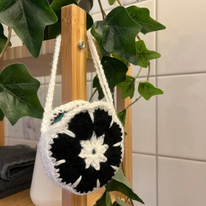 Virkad snusväska - Egenvirkad snusväska som kan fästas på väskan/ på jeans för smidig och snygg detalj att ha sitt snus i (eller annat föremål). Önskas en annan färg så skriv till mig!☺️