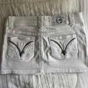 Vit jeanskjol från Fishbone - Säljer denna sååå snygga jeanskjol!!💗den har två små fläckar som knappt märks i helheten men som säkert går att ta bort🥰