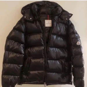 Moncler Maya jacka  - Kollar nu intresse på min super snygga moncler maya jacka,köptes för ca 2år sedan💕Äkhetsbevis finns kom privat, pris kan diskuteras!