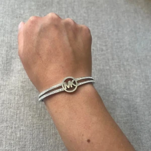 Silvrigt armband - Knappt använt 