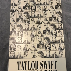 The Eras Tour VIP full collection + en tote bag - Exklusiv bok och VIP-kit från Taylor Swifts The Eras Tour! Fylld med snygga foton, vykort, VIP-pass och en tygpåse – perfekt för fans som vill minnas turnén och få en unik samlarupplevelse. Inspirerande och kreativt innehåll för alla Swifties! + innehåller en extra tote bag