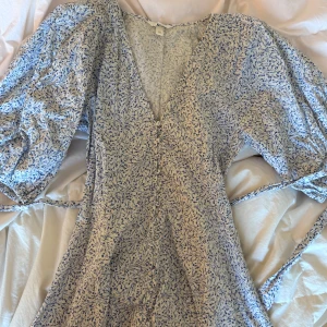 Blommig klänning - Klänning med puffiga ärmar, band som går att knyta i bak/fram och ta av🧚🏽 passar S/m