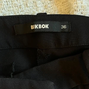 Svarta kostymbyxor från BikBok - Lågmidjade kostymbyxor från bikbok, använda men i bra skick, skriv för fler bilder eller frågor💕💕