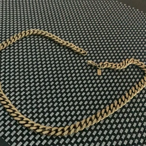 Guldplaterat kedjehalsband  - •Stilrent halsband från AROCK i guldplaterat metall med chunky kedjelänkar. Kedjan har en klassisk karbinhake och en liten bricka med AROCK-loggan. Perfekt för att ge din outfit en cool och trendig touch. Mycket bra skick ”nästan ny” och är cirka 55cm långt.                                                               •399kr eller bud vid snabb affär