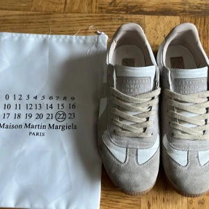 Maison margiela ”gats”  - Snygga maison margiela gats i vit färg har använts rätt mycket men med försiktighet, går att tvätta och fräscha upp mycket mer då jag inte orkar de…🙂 men såklart äkta och riktigt feta nu till sommaren säljer då mina fötter har växt och dem inte passar mig längre tyvärr. Priset är inte hugget i sten så de är bara att höra av sig👌