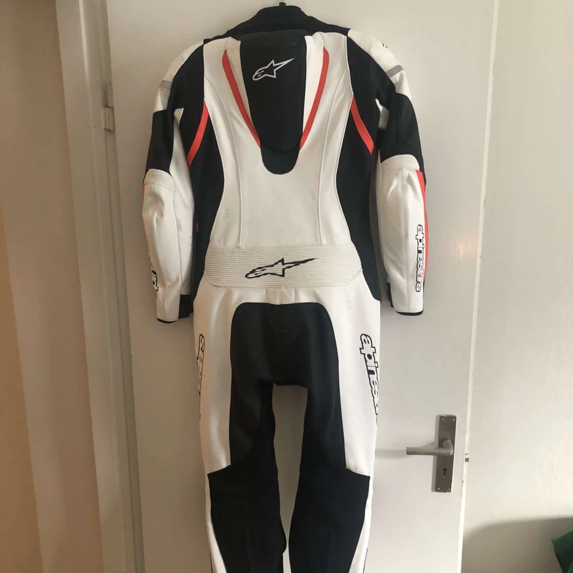 Alpinestars svartvit racingdräkt - 1