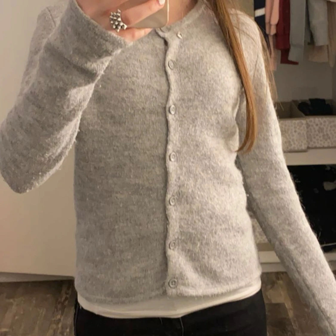 Ljusgrå stickad kofta med knappar - 3