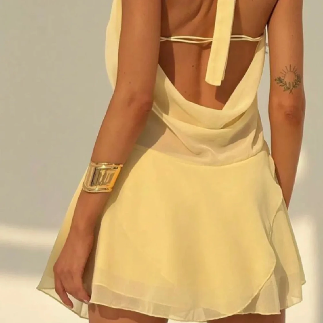 Gul omlott kortklänning med öppen rygg - 1
