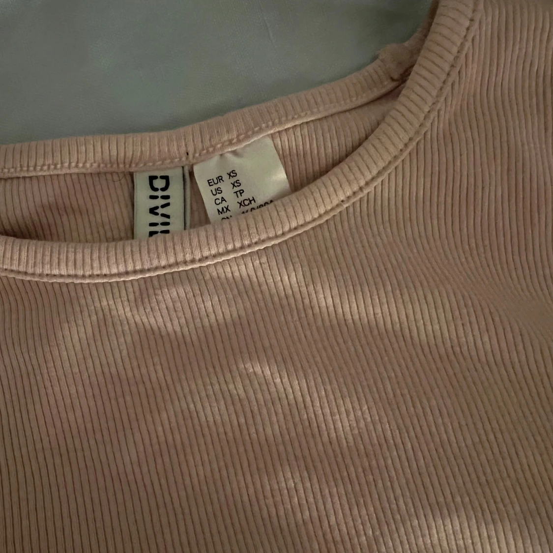 Ljusrosa ribbad croppad topp Divided - 2