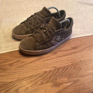 Bruna Converse CONS sneakers mocka - Snygga bruna Converse CONS sneakers i mocka med klassisk stjärnlogga på sidan. Skorna har snörning, platt sula och rund tå. Perfekta för dig som gillar streetstyle och vill ha ett par stilrena och bekväma sneakers till vardags. Storlek 38.5