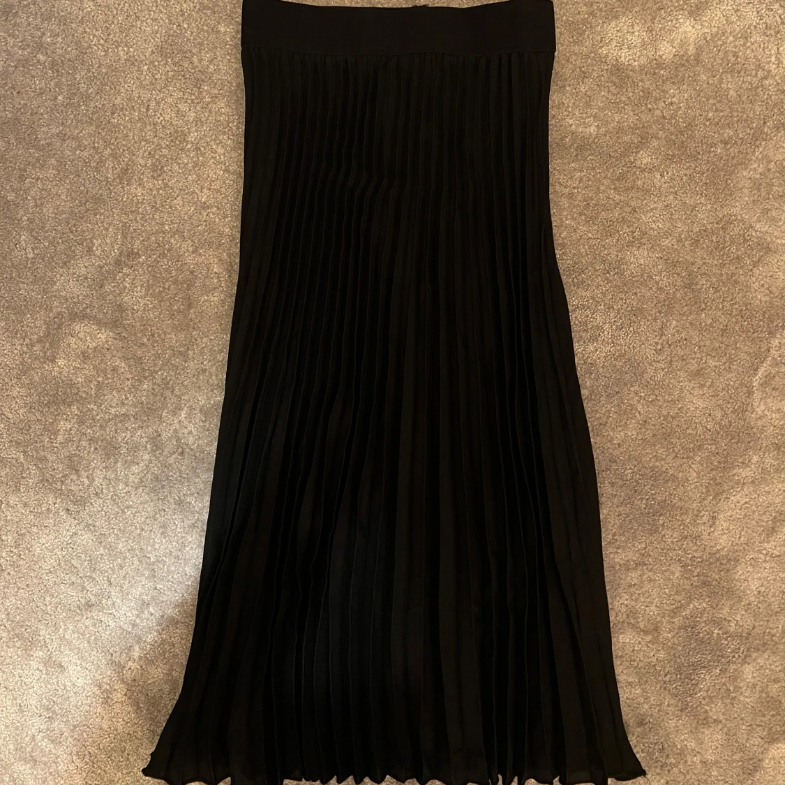 Svart plisserad långkjol