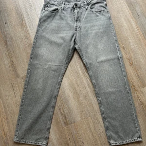 Grå relaxed jeansbyxor från Jack&Jones 33/30 - Gråa relaxed jeansbyxor från Jack&Jones, knappt använda och i perfekt skick. Säljer pga viktnedgång och storleken passar ej längre.