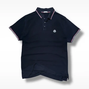 Moncler pikétröja - Moncler piké tröja, inte så använd skick 8/10 sitter som den ska (alltså passar dem som har L) och den är såklart äkta!,                                            om du har några funderingar eller frågor är de bara att skicka ett snabbt meddelande, kan gå ner i pris vid snabb affär.