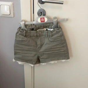 Grön-grå jeans shorts  -  Gröngrå jeans, shorts med spets 