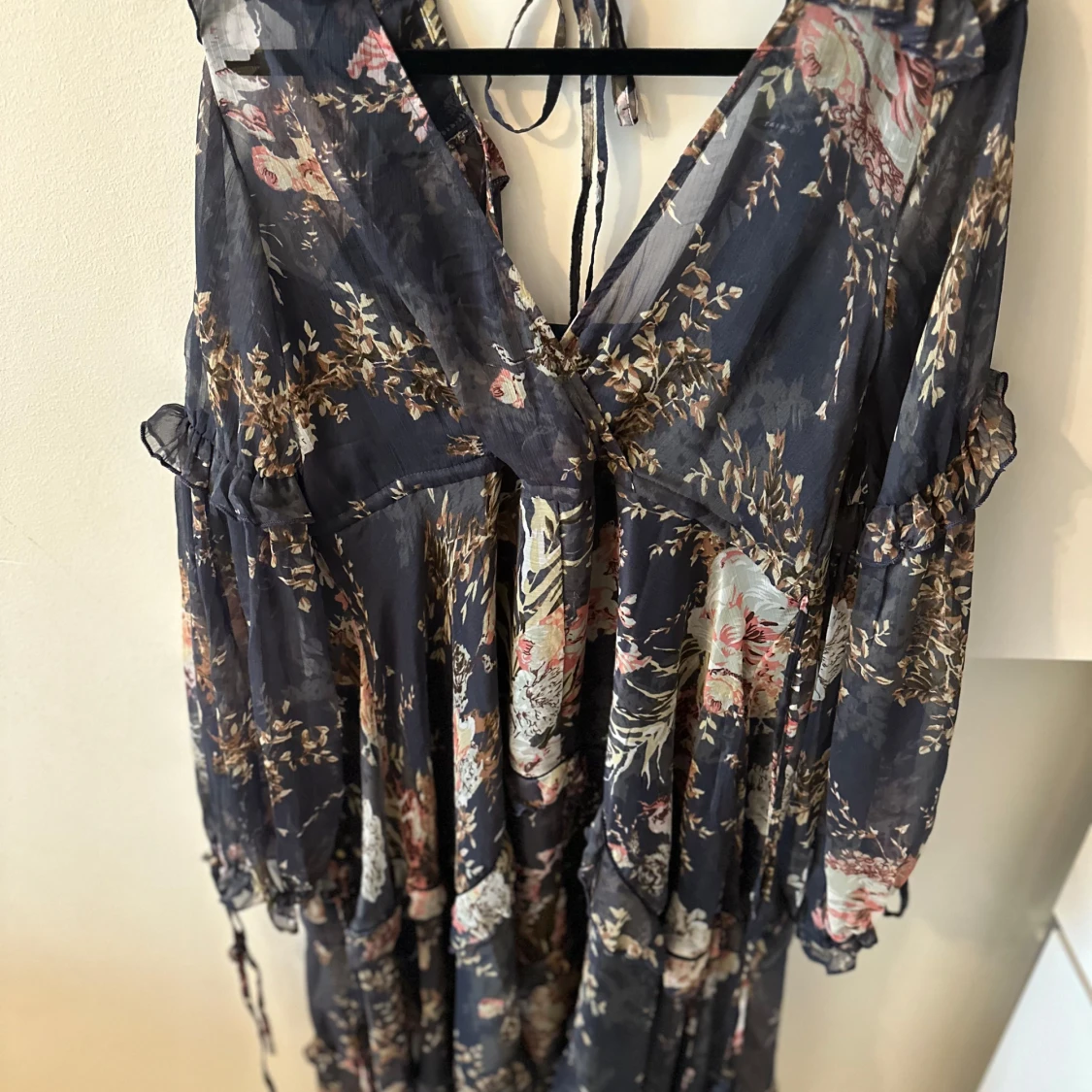 Blommig långklänning med volanger - 2