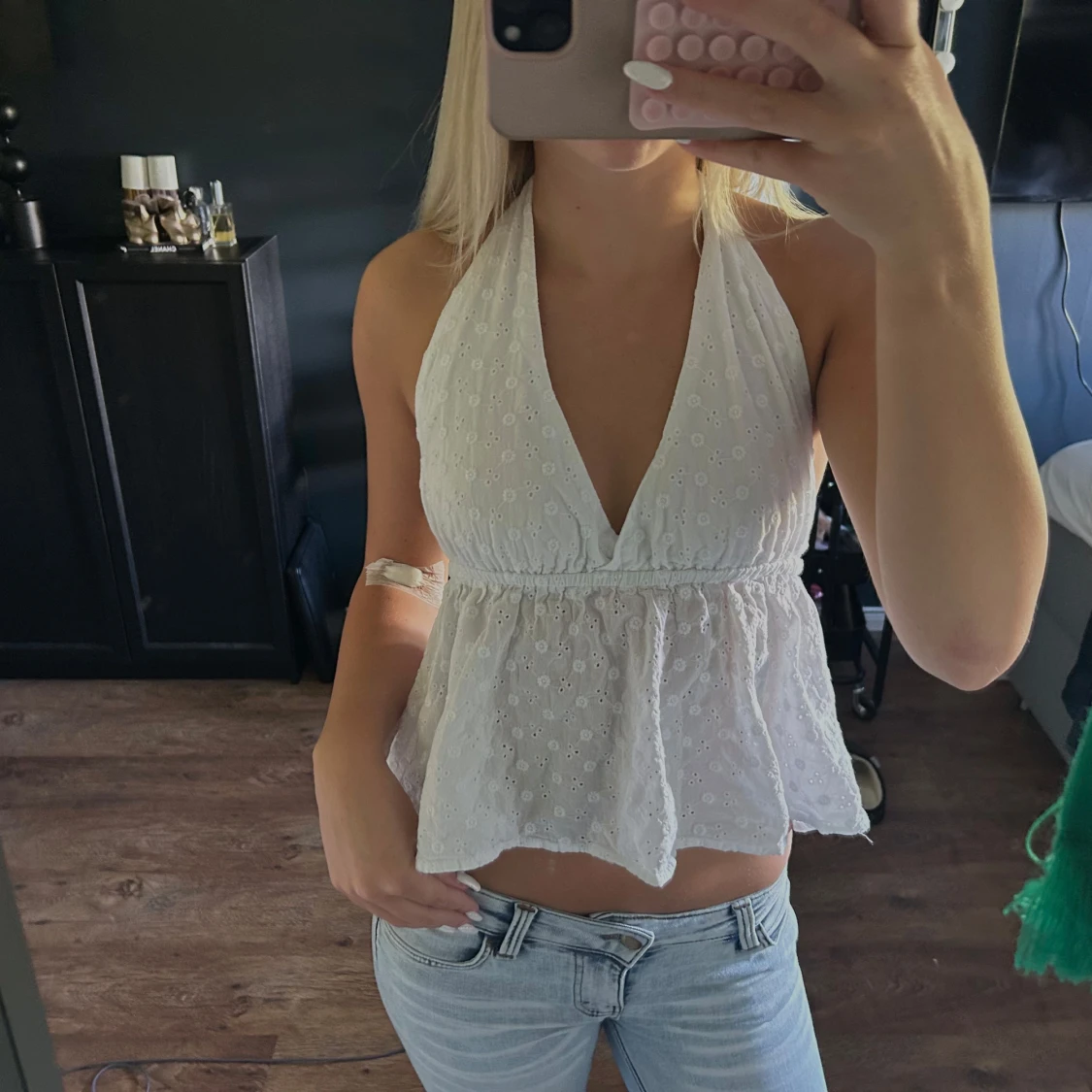 Vit broderad halterneck linnetopp