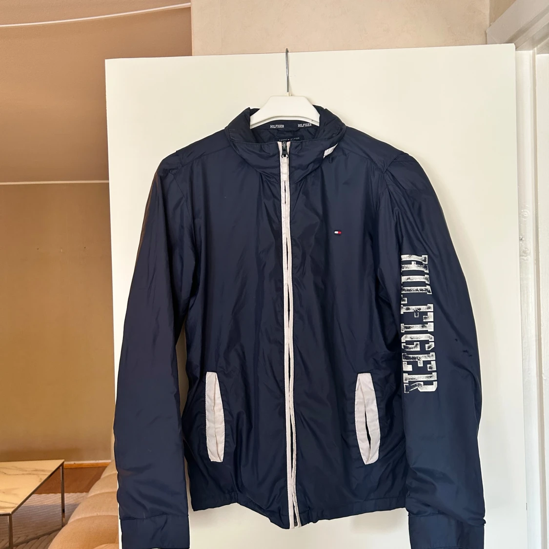 Mörkblå vindjacka Tommy Hilfiger - 1