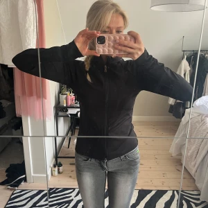Svart träningsjacka med dragkedja - Säljer min fina träningsjacka som jag inte får ancändning av längre, i fint skick💞⭐️