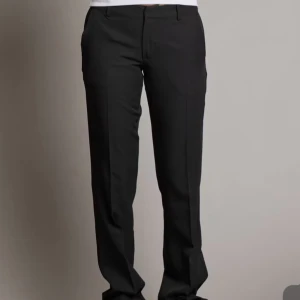 Svarta kostymbyxor med raka ben från bikbok - Nypris 500