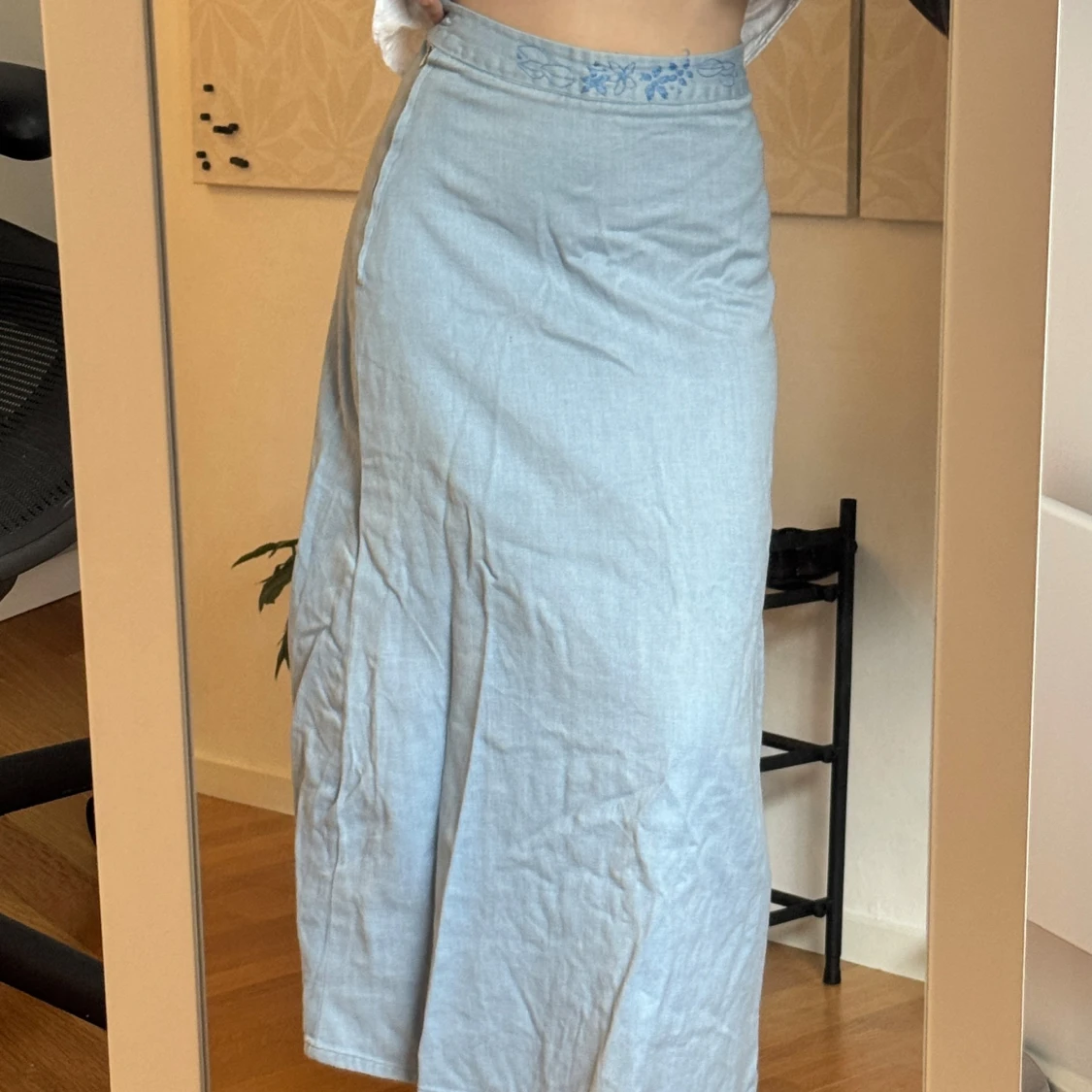 Ljusblå långkjol med broderi