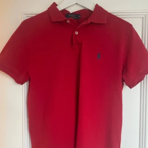  Polo Ralph Lauren piké  - Säljer två klassiska pikétröjor från Polo Ralph Lauren i storlek M, båda är i bra skick. Båda för 450kr eller 250kr st. Hör av dig om du har några frågor. 