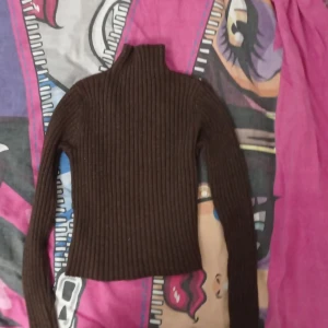 Brun ribbad polotröja från SHEIN - Säljer en brun ribbad polotröja från SHEIN i storlek XS. Tröjan är stickad med lång ärm och har en tight passform. Perfekt för lager-på-lager och snygg till både jeans och kjol. Hög hals ger en trendig look .Kliar tyvärr på mig. 