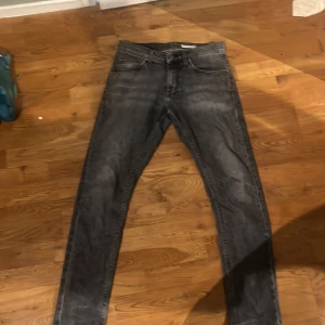 Tigerofsweden jeans  - Snygga gråa jeans från tiger of sweden, storlek 28/32 riktigt bra skick på brallorna, priset kan ändras vid snabb affär