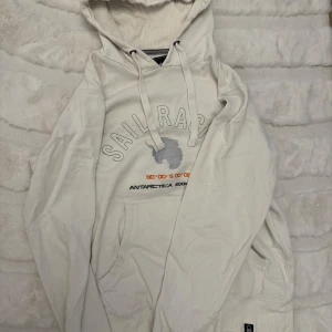 Sail Racing OG Hoodie (Antarctica Expedition) - Sail Racing Antarctica Expedition hoodie av den äldre modellen som ej säljs numera.  Storlek M.