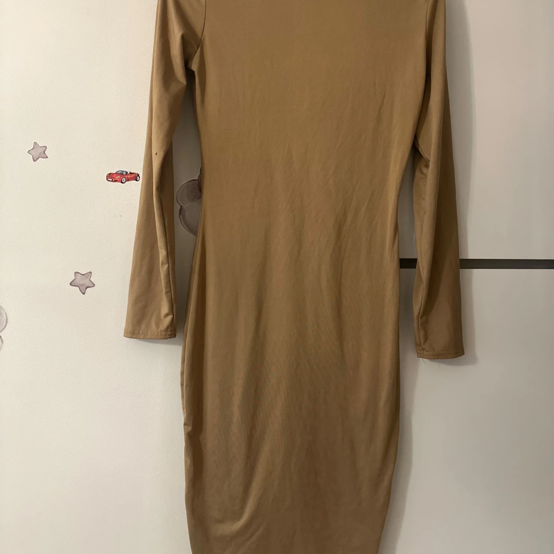 Beige långärmad klänning med snörning - 1