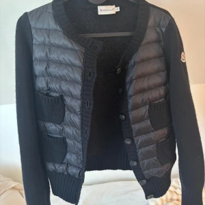 Moncler cardigan - Snygg svart cardigan jacka från Moncler i storlek XS. Givetvis äkta och på vestiere collective men kan dessvärre inte hitta kvitto på köpet. Knappt använt! Jag är öppen för att diskutera priset och det är bara att kontakta mig för flera bilder. 👌
