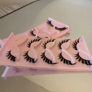 Svarta lösögonfransar i 3-pack - Säljer tre par svarta lösögonfransar med dramatisk volym och böj. Fransarna har en fyllig och fluffig look, perfekta för att ge ögonen extra intensitet. Kommer i rosa plastförpackning. Materialet är syntetiskt.