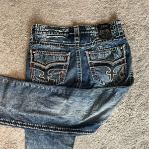 Rock Revival jeans  - Rock Revival straight jeans i storlek 32. Midjemått ca 40cm. Innerbenslängd ca 81cm 