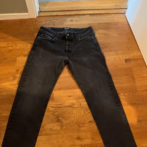 Jack and Jones jeans - Jack and Jones jeans slim, klassiska jeans men snygga, priset är inte hugget i sten