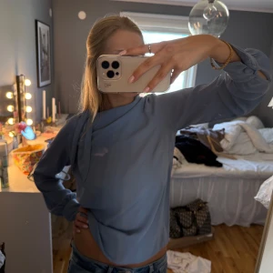 Blå blus - Blå blus med liten knytning på sidan av halsen, från Stockholm LM i storlek 36✨