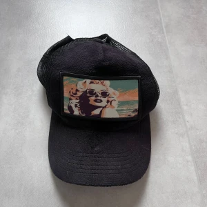 Svart Keps Från Revenite limited edition! - 8/10 skick använd i några månader limited Editon finns bara 50 i världen! Kontakta mig vid minsta fråga eller fundering!