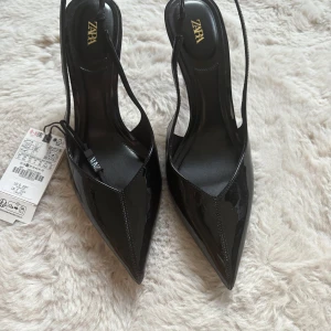 Spetsiga klackskor - Superfina spetsklackskor från Zara ! Aldrig använda med prislappen kvar , vet inte exakta Cm ☺️☺️