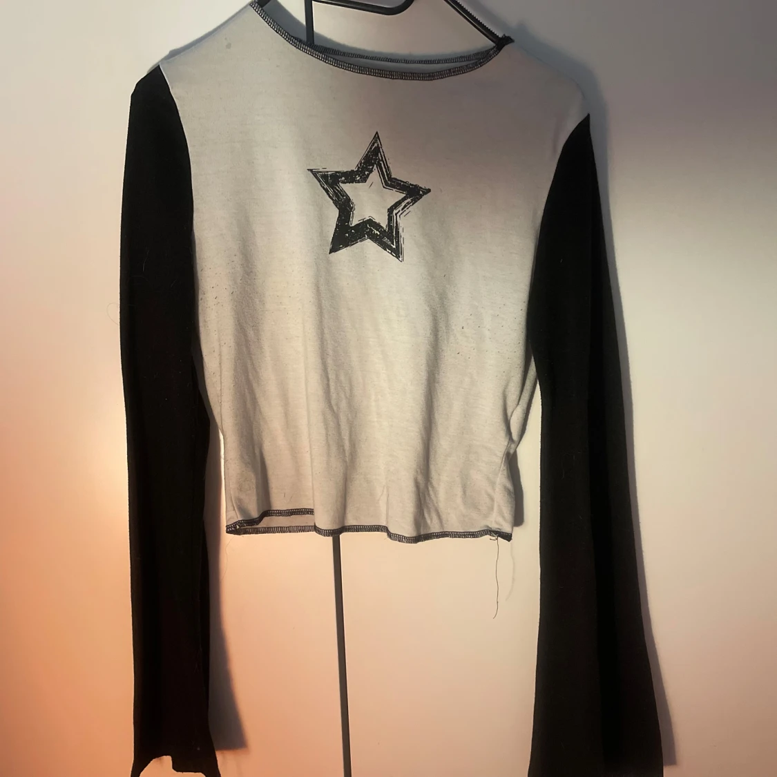 Svartvit långärmad croppad tröja